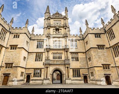 Oxford, Großbritannien – 18. Mai 2023: The Schools Quadrangle of the Bodleian Library, auch bekannt als Old Schools oder The Old Library. Sein Turm ist der Haupteingang zu t Stockfoto
