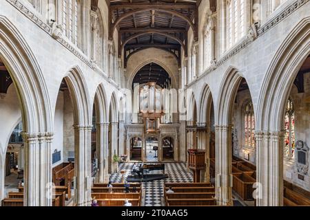 Oxford, Großbritannien - 18. Mai 2023: In der University Church of St Mary the Virgin, englische Kirche in Oxford mit einer Frau, die während des C Klavier spielt Stockfoto