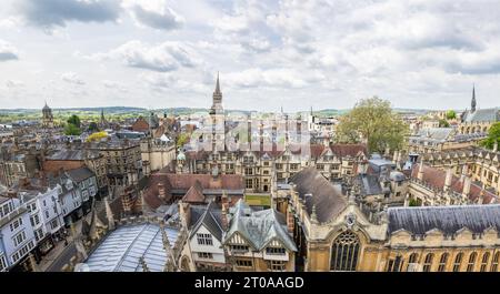 Aus der Vogelperspektive des Brasenose College und der All Saints Church in Oxford, Großbritannien. Das Brasenose College ist eines der konstituierenden Colleges der University of Ox Stockfoto