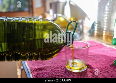 Noreña, Spanien, 05. Oktober 2023: Das in ein Glas gegossene Olivenöl während des Olivenölpreises steigt am 5. Oktober 2023 in Noreña, Spanien. Quelle: Alberto Brevers / Alamy Live News. Stockfoto