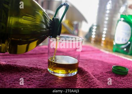 Noreña, Spanien, 05. Oktober 2023: Das in ein Glas gegossene Olivenöl während des Olivenölpreises steigt am 5. Oktober 2023 in Noreña, Spanien. Quelle: Alberto Brevers / Alamy Live News. Stockfoto