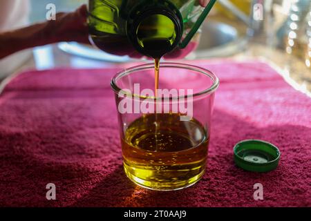 Noreña, Spanien, 05. Oktober 2023: Das in ein Glas gegossene Olivenöl während des Olivenölpreises steigt am 5. Oktober 2023 in Noreña, Spanien. Quelle: Alberto Brevers / Alamy Live News. Stockfoto