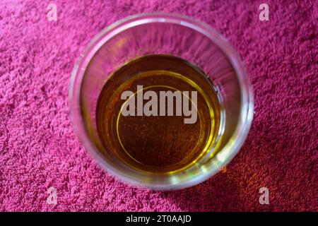 Noreña, Spanien, 5. Oktober 2023: Ein Glas Olivenöl während des Olivenölpreises steigt am 5. Oktober 2023 in Noreña, Spanien. Quelle: Alberto Brevers / Alamy Live News. Stockfoto