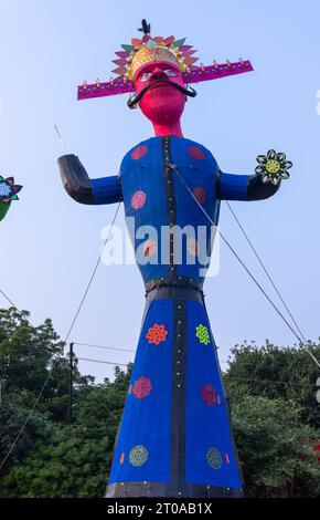 Handgefertigte farbenfrohe Ravan-Skulptur während des Dussehra Festivals in Indien. Stockfoto