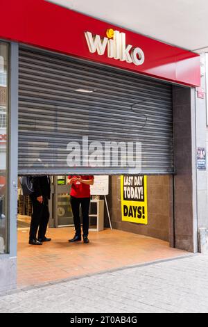 Wembley, Middlesex, Großbritannien. Oktober 2023. Shutters schließen am letzten Tag für den Wilko-Laden in der Wembley High Road. Der US-amerikanische Einzelhändler Wilko (früher Wilkinson Hardware Stores) gab am 10. August 2023 bekannt, dass er in die Verwaltung tritt. Foto: Amanda Rose/Alamy Live News Stockfoto