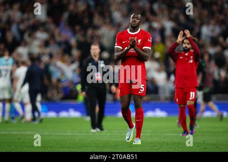 LONDON, UK - 30. September 2023: Ibrahima Konate aus Liverpool applaudiert den Fans nach dem Spiel der Premier League zwischen Tottenham Hotspur und Liverpool FC Stockfoto
