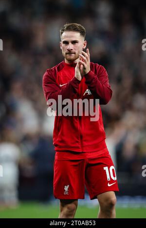LONDON, UK - 30. September 2023: Alexis Mac Allister aus Liverpool applaudiert den Fans nach dem Premier League-Spiel zwischen Tottenham Hotspur und Liverpool Stockfoto