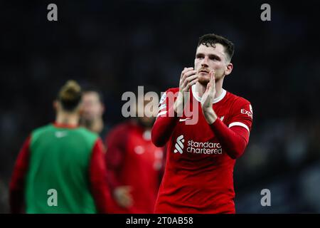 LONDON, UK - 30. September 2023: Andy Robertson aus Liverpool applaudiert den Fans nach dem Spiel der Premier League zwischen Tottenham Hotspur und Liverpool FC A Stockfoto