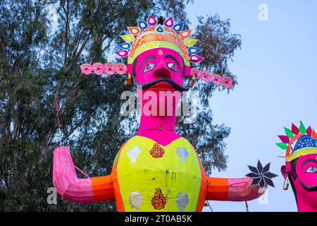 Handgefertigte farbenfrohe Ravan-Skulptur während des Dussehra Festivals in Indien. Stockfoto