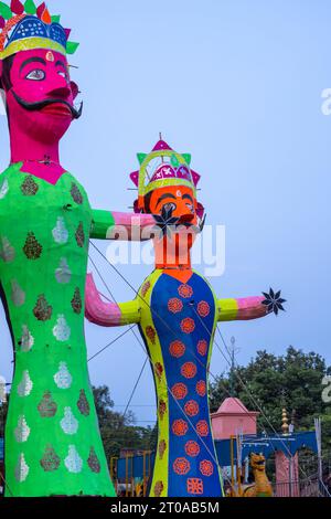 Handgefertigte farbenfrohe Ravan-Skulptur während des Dussehra Festivals in Indien. Stockfoto