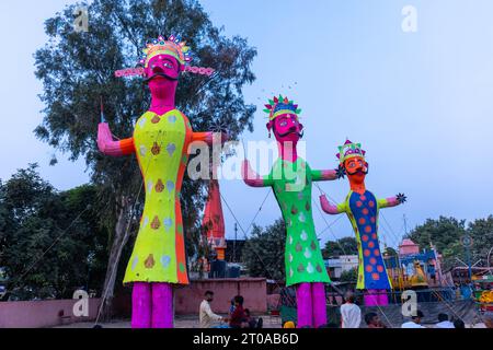 Handgefertigte farbenfrohe Ravan-Skulptur während des Dussehra Festivals in Indien. Stockfoto