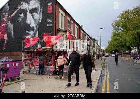 Liverpool, Großbritannien. Oktober 2023. Die Fans kommen am 5. Oktober 2023 vor dem UEFA Europa League-Spiel Liverpool gegen Union Saint-Gilloise in Anfield, Liverpool, Vereinigtes Königreich (Foto: Steve Flynn/News Images) Credit: News Images LTD/Alamy Live News Stockfoto