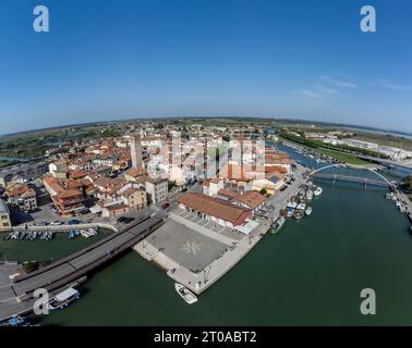 Marano Lagunare, Italien : 2023, Oktober 05 - Drohnenansicht des Dorfes Marano Lagunare, Friaul-Julisch Venetien in Italien Stockfoto