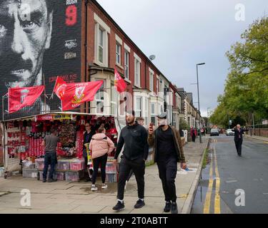 Liverpool, Großbritannien. Oktober 2023. Fans kommen vor dem UEFA Europa League-Spiel Liverpool gegen Union Saint-Gilloise in Anfield, Liverpool, Großbritannien, am 5. Oktober 2023 ins Stadion (Foto: Steve Flynn/News Images) Credit: News Images LTD/Alamy Live News Stockfoto