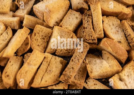 Nahaufnahme von hausgemachten Croutons, gebacken in einem Schrank Stockfoto