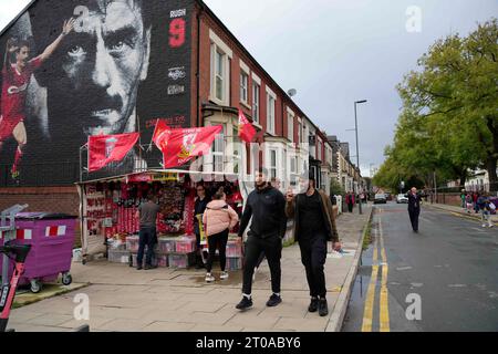 Liverpool, Großbritannien. Oktober 2023. Die Fans kommen am 5. Oktober 2023 im Stadion vor dem UEFA Europa League-Spiel Liverpool gegen Union Saint-Gilloise in Anfield, Liverpool, Vereinigtes Königreich (Foto: Steve Flynn/News Images) in Liverpool, Vereinigtes Königreich am 2023. (Foto: Steve Flynn/News Images/SIPA USA) Credit: SIPA USA/Alamy Live News Stockfoto