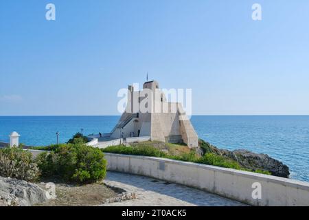 Blick auf den Turm von Sperlonga, einem Dorf am Meer in der Provinz Latina. Stockfoto