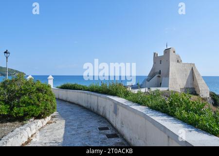 Blick auf den Turm von Sperlonga, einem Dorf am Meer in der Provinz Latina. Stockfoto