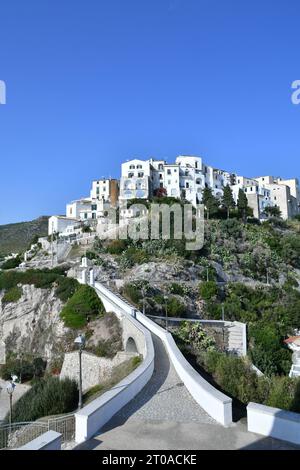 Blick auf Sperlonga, ein Dorf mit weißen Häusern am Meer in der Provinz Latina, Italien. Stockfoto