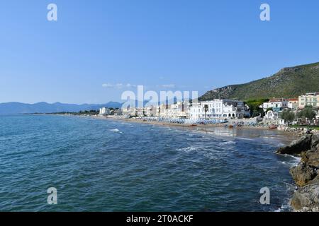 Blick auf den Strand von Sperlonga, einem Küstenort in der Provinz Latina, Italien. Stockfoto