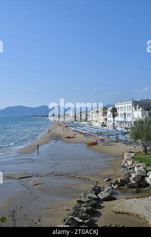 Blick auf den Strand von Sperlonga, einem Küstenort in der Provinz Latina, Italien. Stockfoto