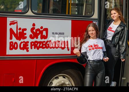 Breslau, Polen. Oktober 2023. Zwei Mädchen vom Public Transport Supporters' Club Bus helfen bei der Wählerregistrierung. Dies bedeutet, dass alle Personen, die nicht in Breslau registriert sind, einen einfachen Antrag ausfüllen können, der ihnen ermöglicht, am 15. Oktober 2023 in dem Wahllokal zu wählen, das ihrem Wohnort am nächsten ist. (Kreditbild: © Krzysztof Zatycki/ZUMA Press Wire) NUR REDAKTIONELLE VERWENDUNG! Nicht für kommerzielle ZWECKE! Stockfoto