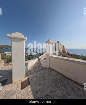 Blick auf den Turm von Sperlonga, einem Dorf am Meer in der Provinz Latina. Stockfoto