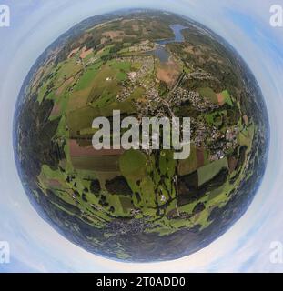 Luftbild, Sorpesee und Ortsansicht Ortsteil Amecke, Campingplätze am Amecker Damm und Brücke Seestraße, Erdkugel, Fisheye Aufnahme, Fischaugen Aufnahme, 360 Grad Aufnahme, Tiny World, Amecke, Sundern, Sauerland, Nordrhein-Westfalen, Deutschland ACHTUNGxMINDESTHONORARx60xEURO *** Luftsicht, Sorpesee und Stadtblick Bezirk Amecke, Campingplätze am Amecker Damm und Brücke Seestraße, Globus, Fischaugenschuss, Fischaugenschuss, 360 Grad Schuss, Tiny World, Amecke, Sundern, Sauerland, Nordrhein-Westfalen, Deutschland ATTENTIONxMINDESTHONORARx60xEURO Credit: Imago/Alamy Live News Stockfoto