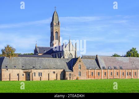 Kloster Tongerlo mit neogotischer Kirche, Prämonstratenserkloster in Tongerlo bei Westerlo, Provinz Antwerpen, Flandern, Belgien Stockfoto