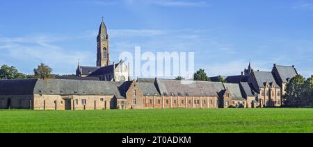 Kloster Tongerlo mit neogotischer Kirche, Prämonstratenserkloster in Tongerlo bei Westerlo, Provinz Antwerpen, Flandern, Belgien Stockfoto