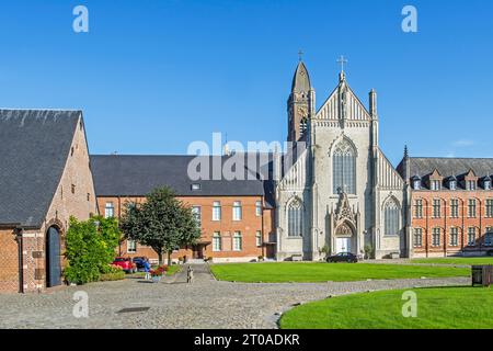 Kloster Tongerlo mit neogotischer Kirche, Prämonstratenserkloster in Tongerlo bei Westerlo, Provinz Antwerpen, Flandern, Belgien Stockfoto