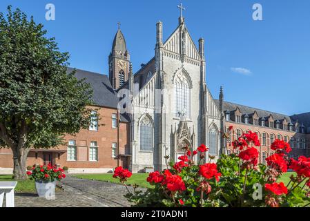 Kloster Tongerlo mit neogotischer Kirche, Prämonstratenserkloster in Tongerlo bei Westerlo, Provinz Antwerpen, Flandern, Belgien Stockfoto