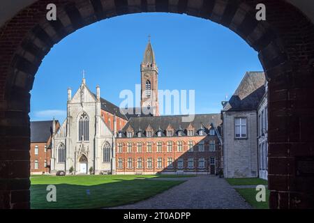 Kloster Tongerlo mit neogotischer Kirche, Prämonstratenserkloster in Tongerlo bei Westerlo, Provinz Antwerpen, Flandern, Belgien Stockfoto