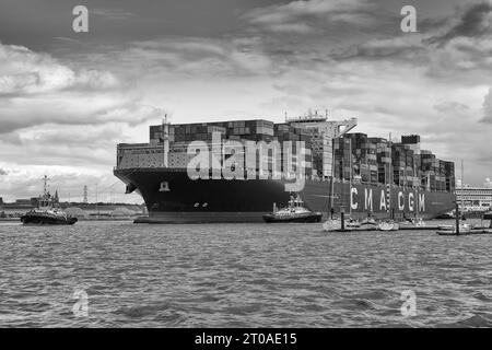 Schwarzweiß-Foto des ultragroßen Containerschiffs CMA CGM Benjamin Franklin, der durch den Deep Water Channel im Hafen von Southampton fährt Stockfoto