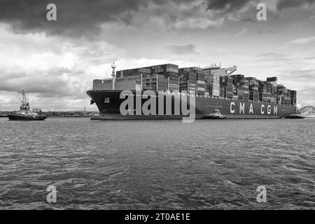 Schwarzweiß-Foto des ultragroßen Containerschiffs CMA CGM Benjamin Franklin, der durch den Deep Water Channel im Hafen von Southampton fährt Stockfoto