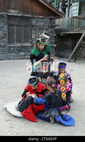 Kalasha-Mädchen malen ihre Hände mit Henna in Vorbereitung auf das Uchal-Sommerfest Stockfoto