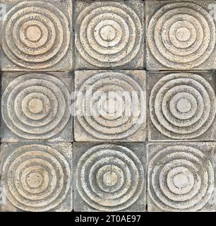 Geformte Keramikfliesen mit abstraktem und kreisförmigem Muster, Polkadot-Muster, 3D-gedruckte Keramikfliesen mit Reliefs und Kontur in Naturgrau rustikal Stockfoto