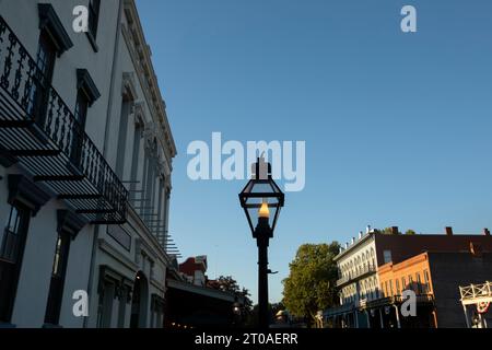 Nachmittags strahlt Sonnenlicht auf historische Gebäude im Zentrum von Old Sacramento, Kalifornien, USA. Stockfoto