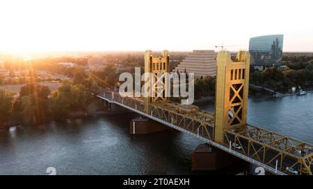 Blick bei Sonnenuntergang auf die historische Tower Bridge von 1935 und die Skyline der Innenstadt von Old Sacramento, Kalifornien, USA. Stockfoto