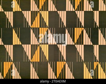 Abstrakte dreieckige geometrische Textur in Schwarz, Pfirsich, Gelb und Orange, gestapelt und zufällig mit Wiederholung und Streifen nebeneinander gestellt. Stockfoto