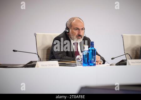 Granada, Spanien. Oktober 2023. Der armenische Premierminister Nikol Paschinian hört während einer Sitzung des Gipfels der Europäischen Politischen Gemeinschaft am 5. Oktober 2023 in Granada zu. Kredit: Ukrainischer Ratsvorsitz/Pressestelle Des Ukrainischen Präsidenten/Alamy Live News Stockfoto