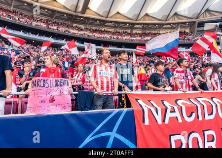 Madrid, Spanien. Oktober 2023. Atletico Madrid Fans, die während des Fußballspiels der UEFA Champions League zwischen Atletico Madrid und Feyenoord im Civitas Metropolitano Stadion zu sehen waren. Endergebnis: Atletico Madrid 3 : 2 Feyenoord. Quelle: SOPA Images Limited/Alamy Live News Stockfoto