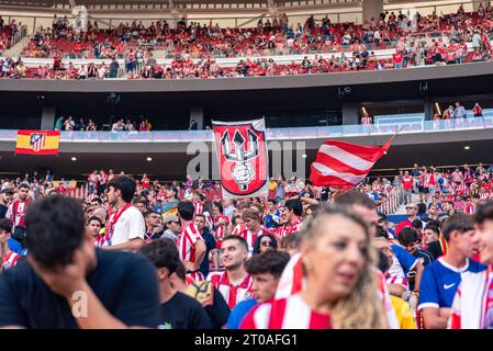 Madrid, Spanien. Oktober 2023. Atletico Madrid Fans, die während des Fußballspiels der UEFA Champions League zwischen Atletico Madrid und Feyenoord im Civitas Metropolitano Stadion zu sehen waren. Endergebnis: Atletico Madrid 3 : 2 Feyenoord. Quelle: SOPA Images Limited/Alamy Live News Stockfoto