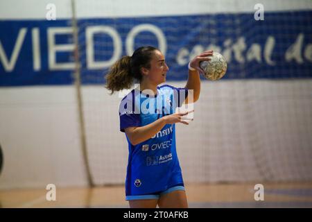 Oviedo, Spanien. Oktober 2023. Der Spieler von Lobas Global ATAC Oviedo, Carmen Garcia-Calvo, mit dem Ball während des 5. Spieltages der Liga Guerreras Iberdrola 2023-24 zwischen Lobas Global ATAC Oviedo und Costa del Sol Malaga am 4. Oktober 2023 im Florida Arena Municipal Sports Center in Oviedo, Spanien. (Foto: Alberto Brevers/Pacific Press/SIPA USA) Credit: SIPA USA/Alamy Live News Stockfoto