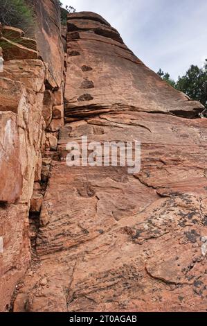 Geschnitzte Stufen auf dem alten Weg hinauf zum Lady Mountain im Zion-Nationalpark Stockfoto