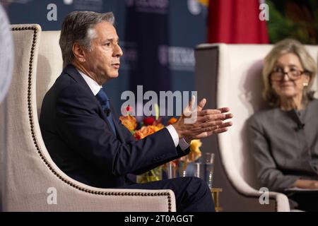 Austin, Texas, USA. Oktober 2023. US-Außenminister ANTONY BLINKEN führt eine außenpolitische Diskussion im Hogg Auditorium der University of Texas, als er Texas am 4. Oktober 2023 besucht, bevor er diese Woche einen Staatsbesuch in Mexiko feiert. Auf der rechten Seite befindet sich der ehemalige US-Senator KAY BAILEY HUTCHISON. (Kreditbild: © Bob Daemmrich/ZUMA Press Wire) NUR REDAKTIONELLE VERWENDUNG! Nicht für kommerzielle ZWECKE! Stockfoto