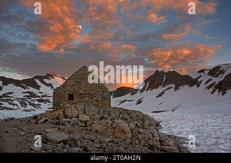 Muir Hut am Muir Pass am PCT und JMT im Kings Canyon National Park bei Sonnenuntergang im Juli Stockfoto