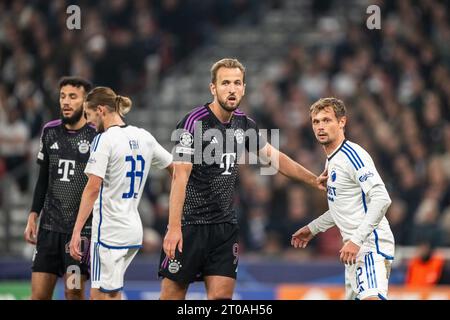 Kopenhagen, Dänemark. Oktober 2023. Harry Kane (9) von Bayern München und Peter Ankersen (22) vom FC Kopenhagen beim UEFA Champions League Spiel zwischen FC Kopenhagen und Bayern München in Parken in Kopenhagen. (Foto: Gonzales Photo - Frederikke Jensen). Stockfoto