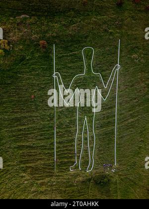 Der lange Mann von Wilmington bekommt einen Leck Farbe. Die in die South Downs geschnitzte Chaklk-Figur wird bei ihrer fünfjährlichen Lackierung überarbeitet. Freiwillige, Stockfoto