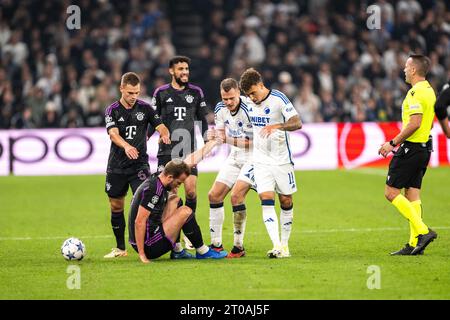 Kopenhagen, Dänemark. Oktober 2023. Harry Kane (9) von Bayern München und Viktor Claesson (7) vom FC Kopenhagen während des UEFA Champions League-Spiels zwischen dem FC Kopenhagen und dem Bayern München in Parken in Kopenhagen. (Foto: Gonzales Photo - Frederikke Jensen). Stockfoto